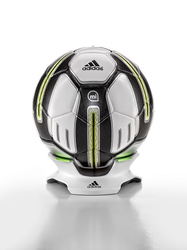 ボールは「友達」から「コーチ」の時代へ? アディダスが発売した“頭脳を持ったサッカーボール”がスゴい