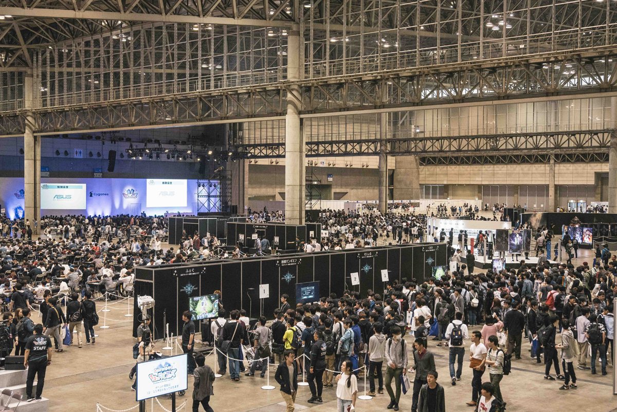 あちこちを埋め尽くす人の群れ