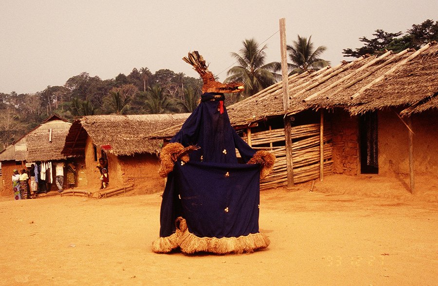 オバシンジョム型の託宣は、地域によってその呼称や内容に多少の差異がある。写真はアスンカ(Asunka)による託宣パフォーマンス(カメルーン、バボン村、1994 年1 月、佐々木重洋撮影)