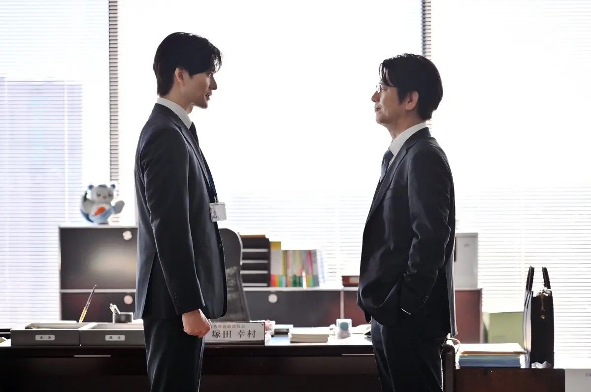 御上と同期の槙野恭介（岡田将生さん）と次期事務次官と噂される塚田幸村（及川光博さん）