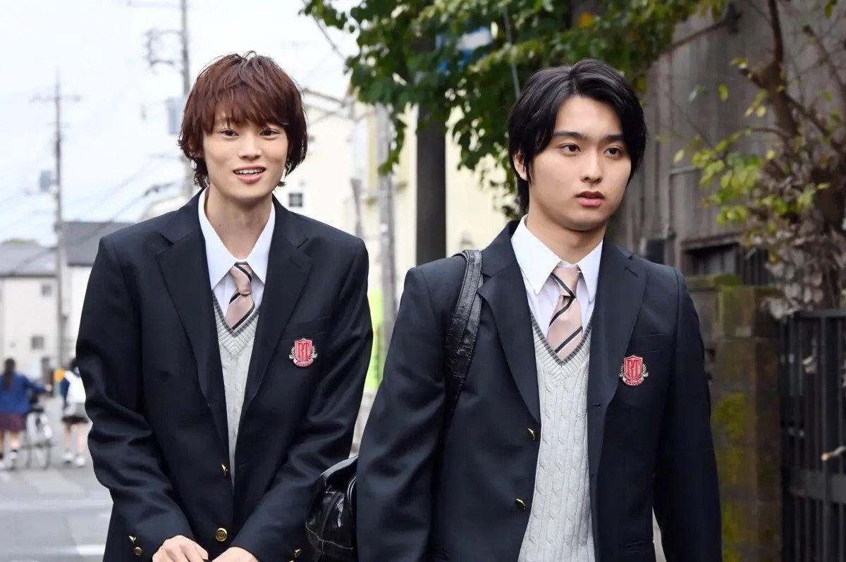 物語の中心人物の一人となる隣徳学院3年2組の生徒・神崎拓斗（奥平大兼さん）※左