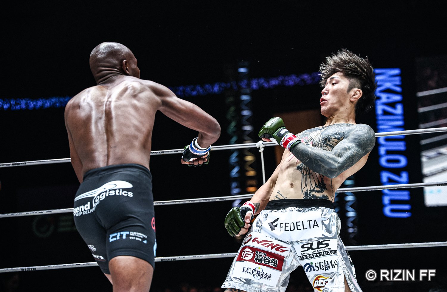 左：エンカジムーロ・ズールー選手　右：伊藤裕樹選手　テクニカルで激しい打撃戦を見事勝利した。