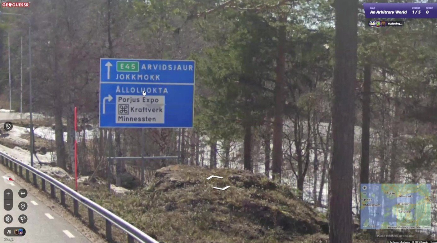 道路の線とヨックモック（JOKKMOKK）の標識