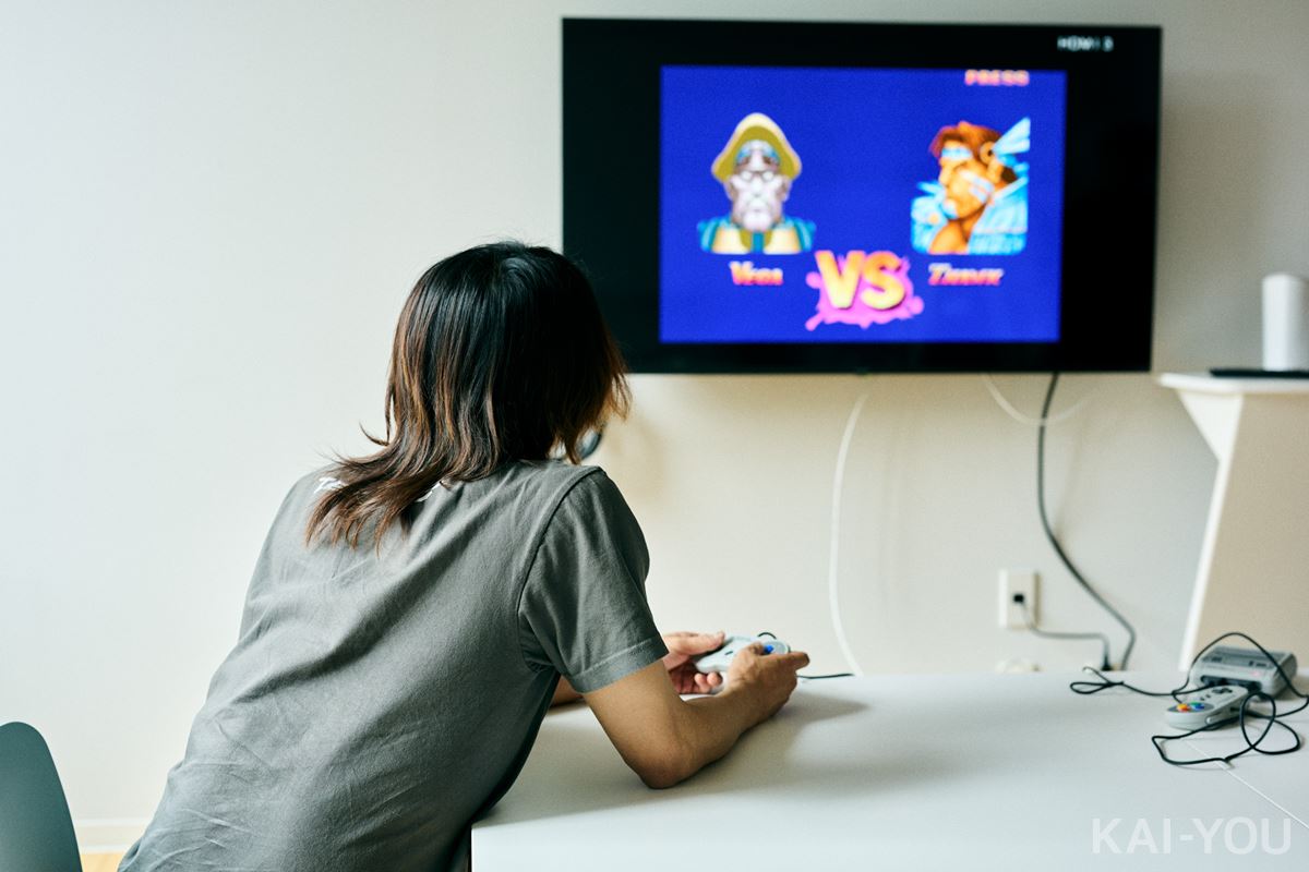 実際に『ストリートファイターⅡ』を触ってもらいながら、ブームを振り返ってもらう