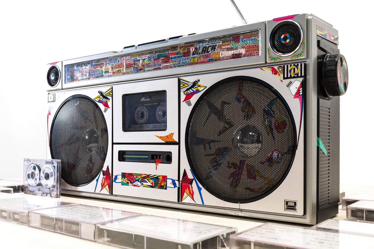 ミニ四駆ステッカーと廃車パーツで作品制作 Funny Dress-up Lab 個展