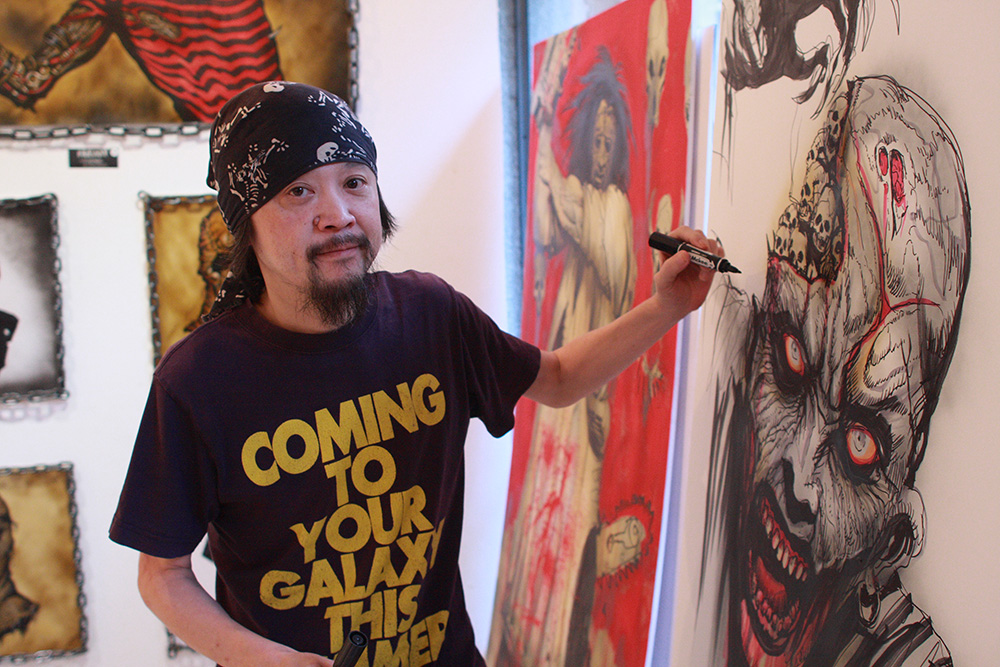 『仮面ライダー』『ゴジラ』韮沢靖の追悼展 クリーチャーデザイン巨匠のライブドローイング作品を販売