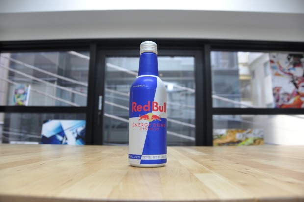 開閉できる翼が新登場! レッドブル増量の330ml