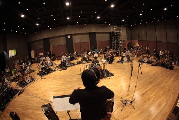 ピエール中野、超絶プレイ炸裂のドラマー20名オーケストラ映像公開!