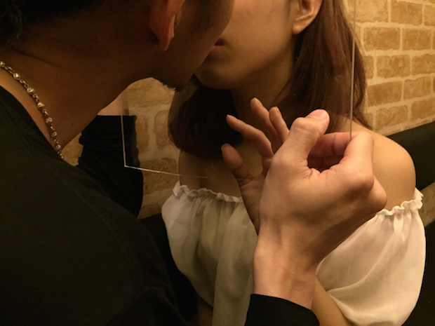 アクリル板ごしにチュー! 5月23日「キスの日」にちなんだ街コン開催