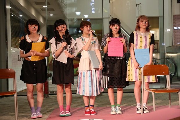 注目アイドルたちの公開生チェキ! 異色ファッションショーに潜入