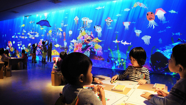 描いた魚が泳ぎだす! 子どもたちに“共創”を促すお絵かき水族館