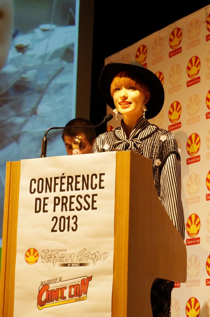 記者会見中のUnaさん