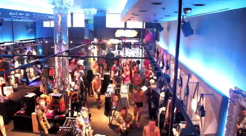 「Seminaked Party」・店内のカオス化は避けられないと予想される