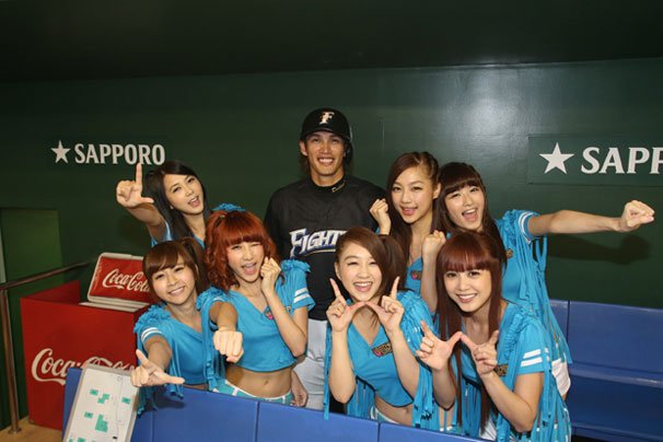 ウェザーガールズ、陽岱鋼選手と一緒に！