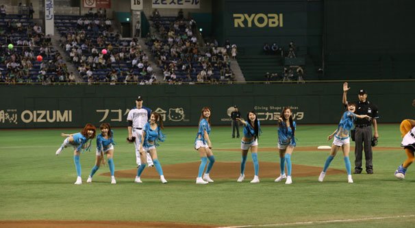 マウンドに降り立ったウェザーガールズ一同