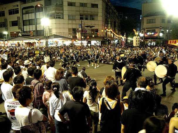 800px-Awa-odori_in_Tokushima_City