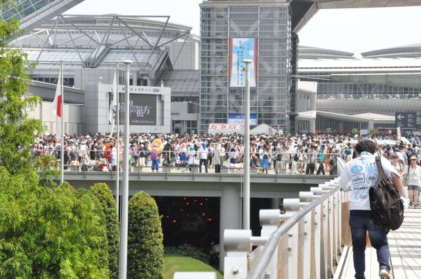 会場外も大賑わい