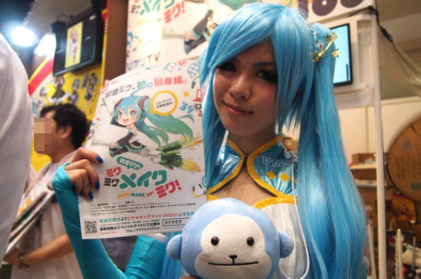 ひかりTVブース、「初音ミクのミクミクメイクミク！」のコンパニオンさん