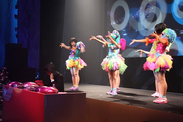 サプライズとして「TEMPURA KIDZ」も登場。kzさんによるDJとともにパフォーマンスを披露した。