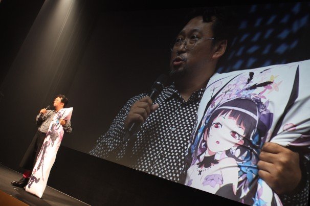 村上隆さんは抱きまくらと共に登場。