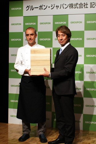 おせちの重箱を抱えて