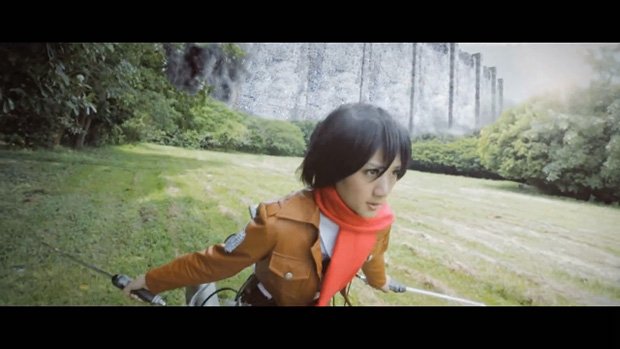 巨人と戦うミカサ