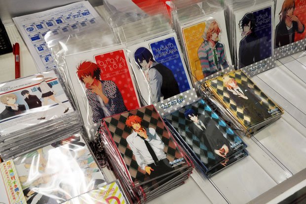 乙女向き月刊コミック『シルフ』等を創刊する「アスキー・メディアワークス」ブースで売られていた「『うたの☆プリンスさまっ♪』SWEET スマホスタンド」