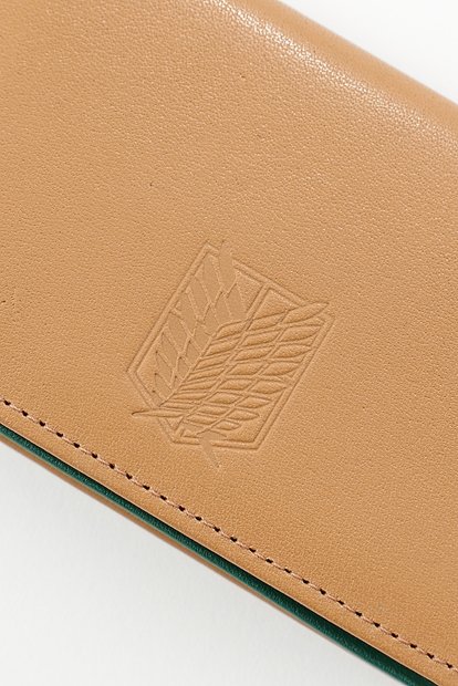 調査兵団の紋章がひかる