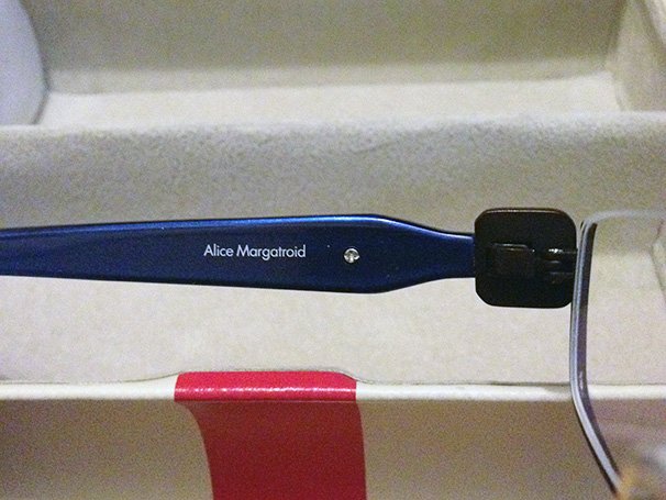 「東方MEGANE」フレームには「Alice Margatroid」の文字