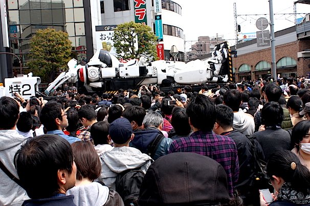 横たわるイングラム