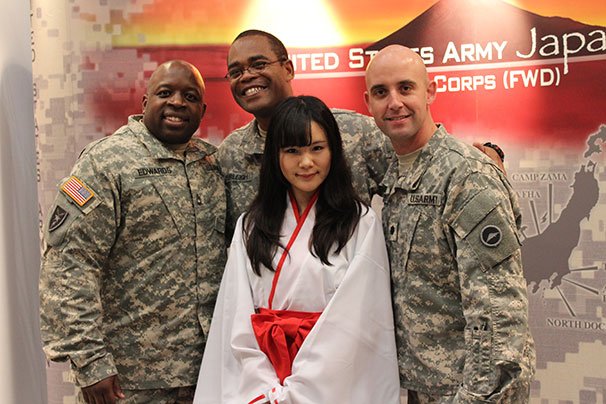 巫女さんと軍人