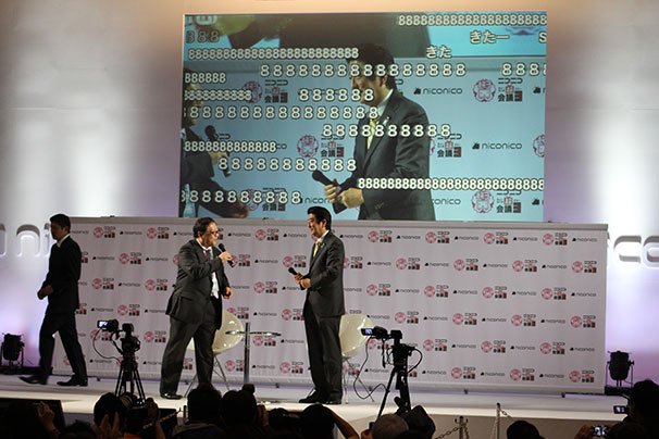 ニコ生のコメントに一斉に拍手の意味の「８」が流れる