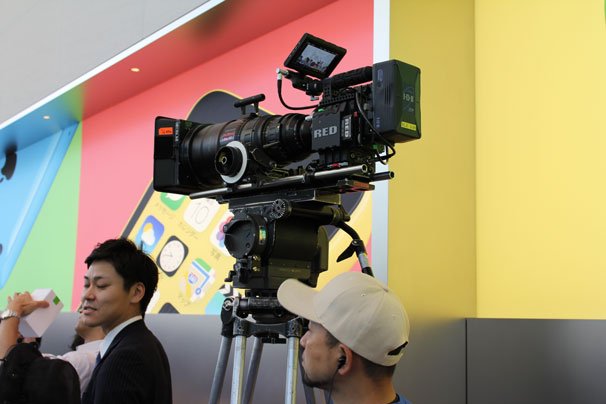 大規模な映画などで使われるシネマカメラ「RED」を使用