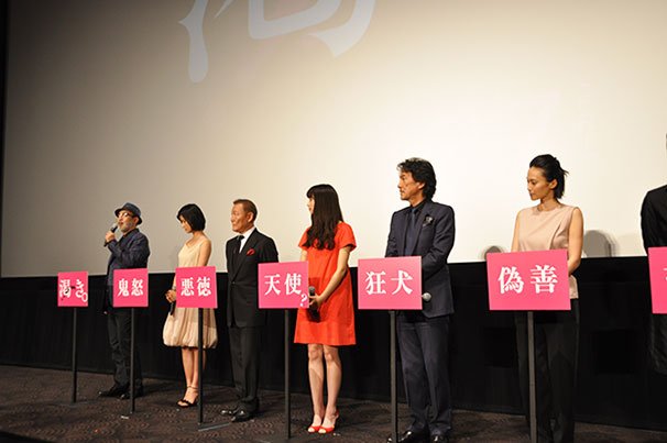各登壇者の前に置かれるパネル