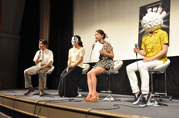 左から新井克弥さん、元キャスト、鈴木あきえさん、エプ男