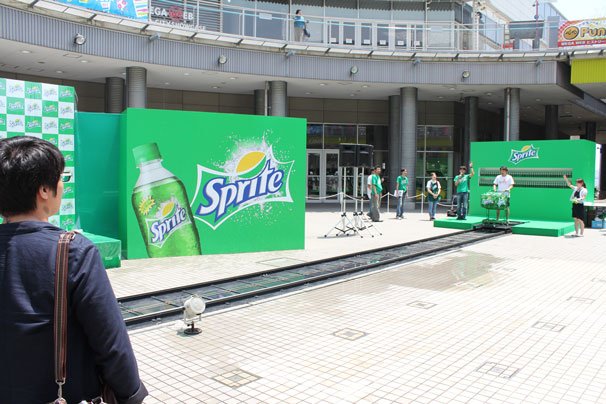 広場の真ん中に設置された「スプラッシュカート」。