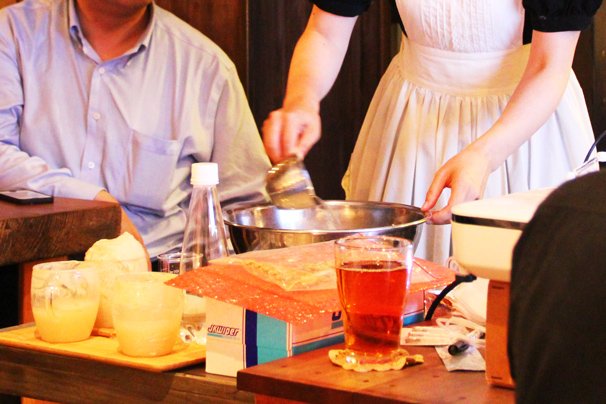 材料を混ぜこねる