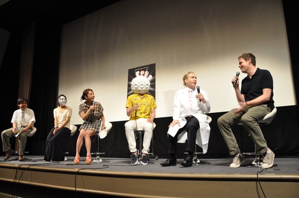 白衣を着るデーブ・スペクターさんと英語で会話をするランディ・ムーアさん