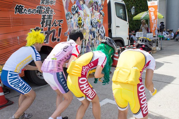 CMを再現するKDDI社員