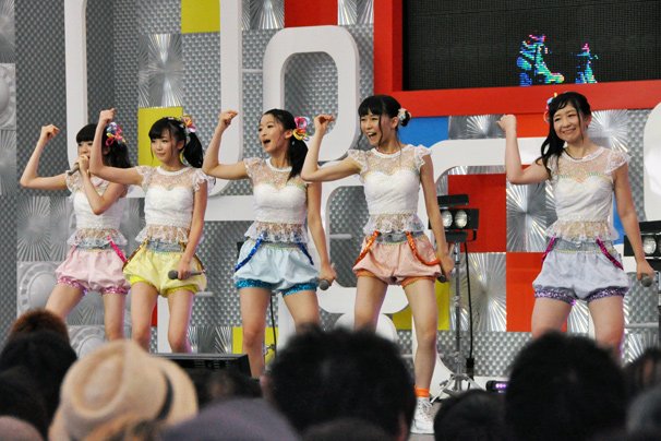 左から新井ひとみさん・山邊未夢さん・中江友梨さん・庄司芽生さん・小西彩乃さん