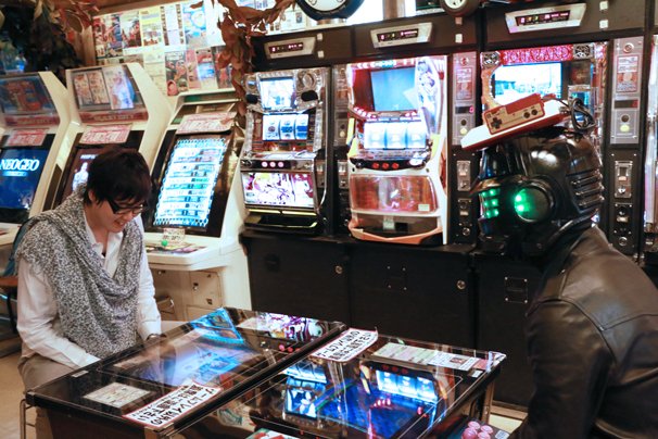 アーケードゲームで遊びながら語る2人／撮影場所は「スーパーポテト秋葉原店」