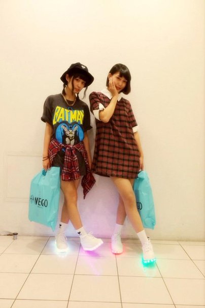 左:ちひろっくさん 右:おりはらまよさん/WEGO 原宿竹下通り店Twitterより