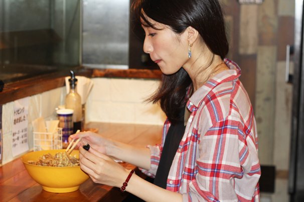 しょうが焼きラーメンを食べる久保さん