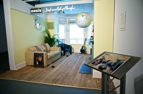 1stアルバム『オアシス』のジャケット写真が再現出来るコーナー／（C）Sony Music Japan International All Rights Reserved.