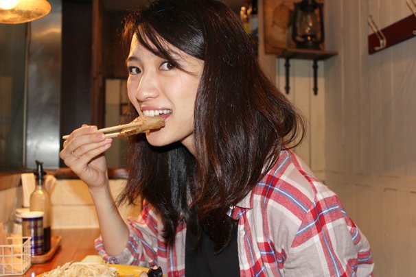 チャーシューを食べる久保さん