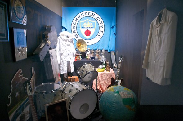 バンドの私物など／（C）Sony Music Japan International All Rights Reserved.