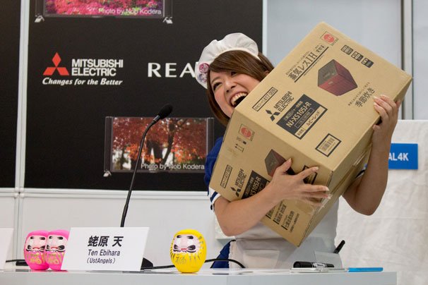 三菱電機の最新炊飯器を手に入れ笑顔の蛯原さん