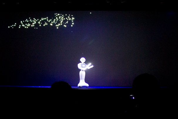 指揮棒で光を操るPepper