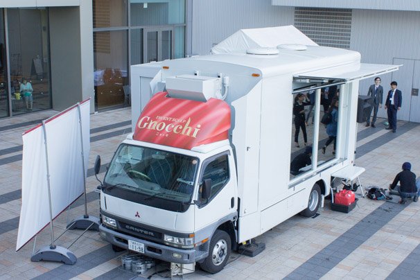 某映像でよく見かけるマジックミラーの付いた車に似ているような……？