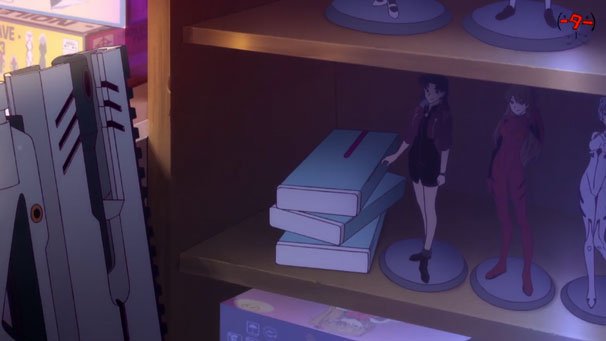 主人公の部屋に置かれたレイ、アスカ、ミサトのフィギュア